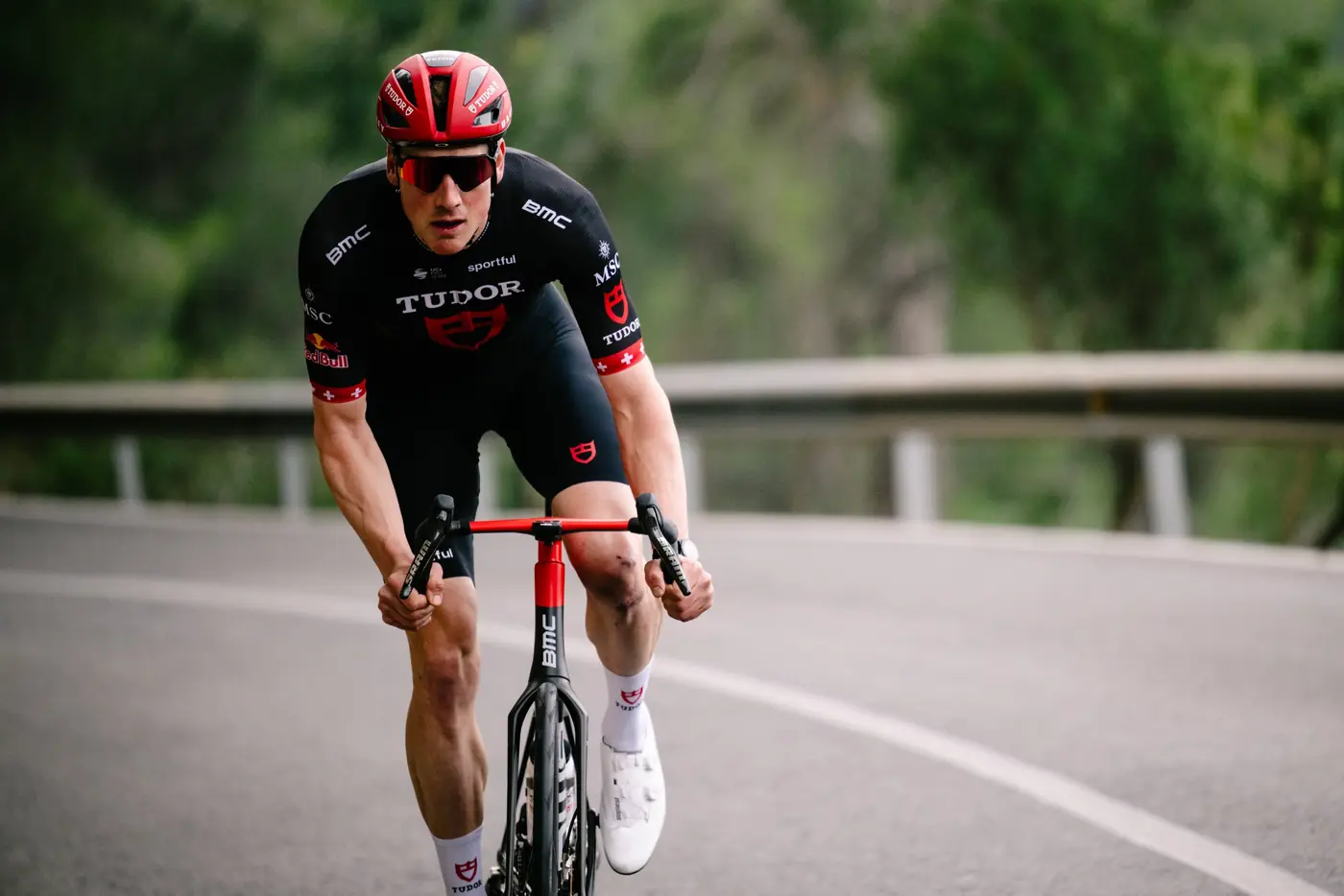 Stefan Küng im Tudor-Trikot auf dem Rennrad in einer Kurve